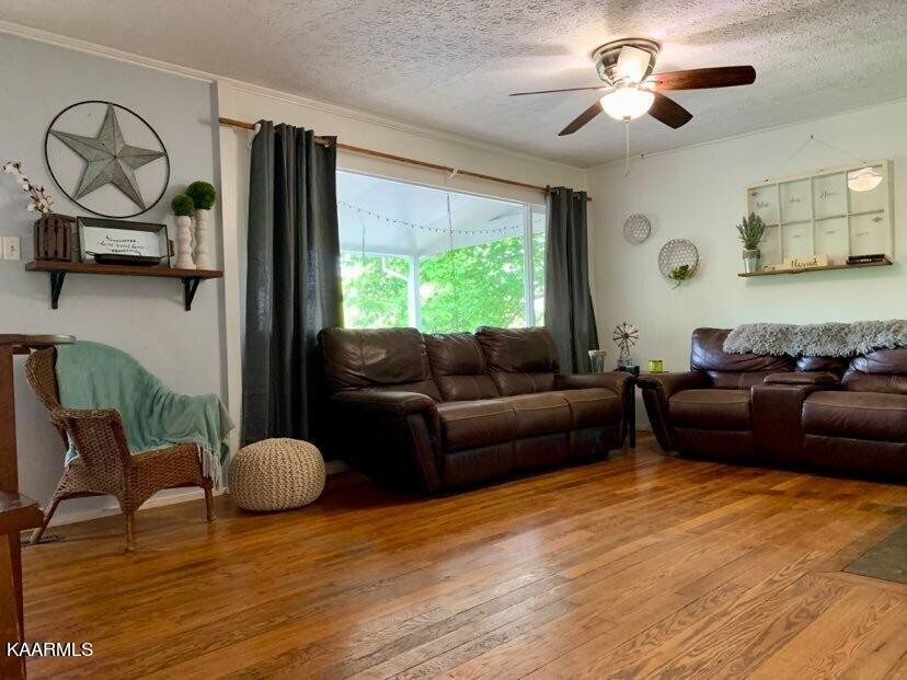 100 Oxford Road Oak Ridge, TN 37830 - Photo 3 of 11 a living room with furniture