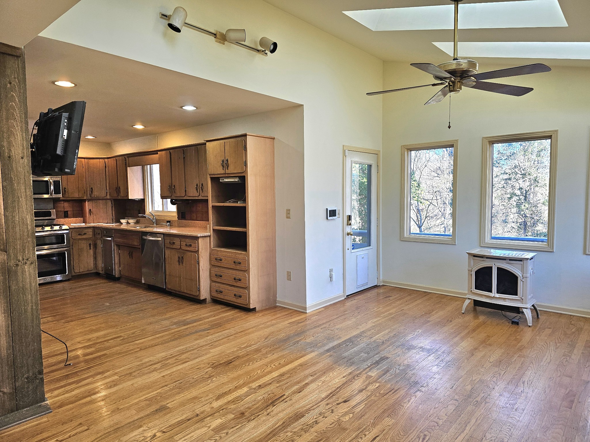 144 Wood Bluff Road Winchester, TN 37398 - Photo 23 of 63 a view of kitchen with cabinets and wooden floor