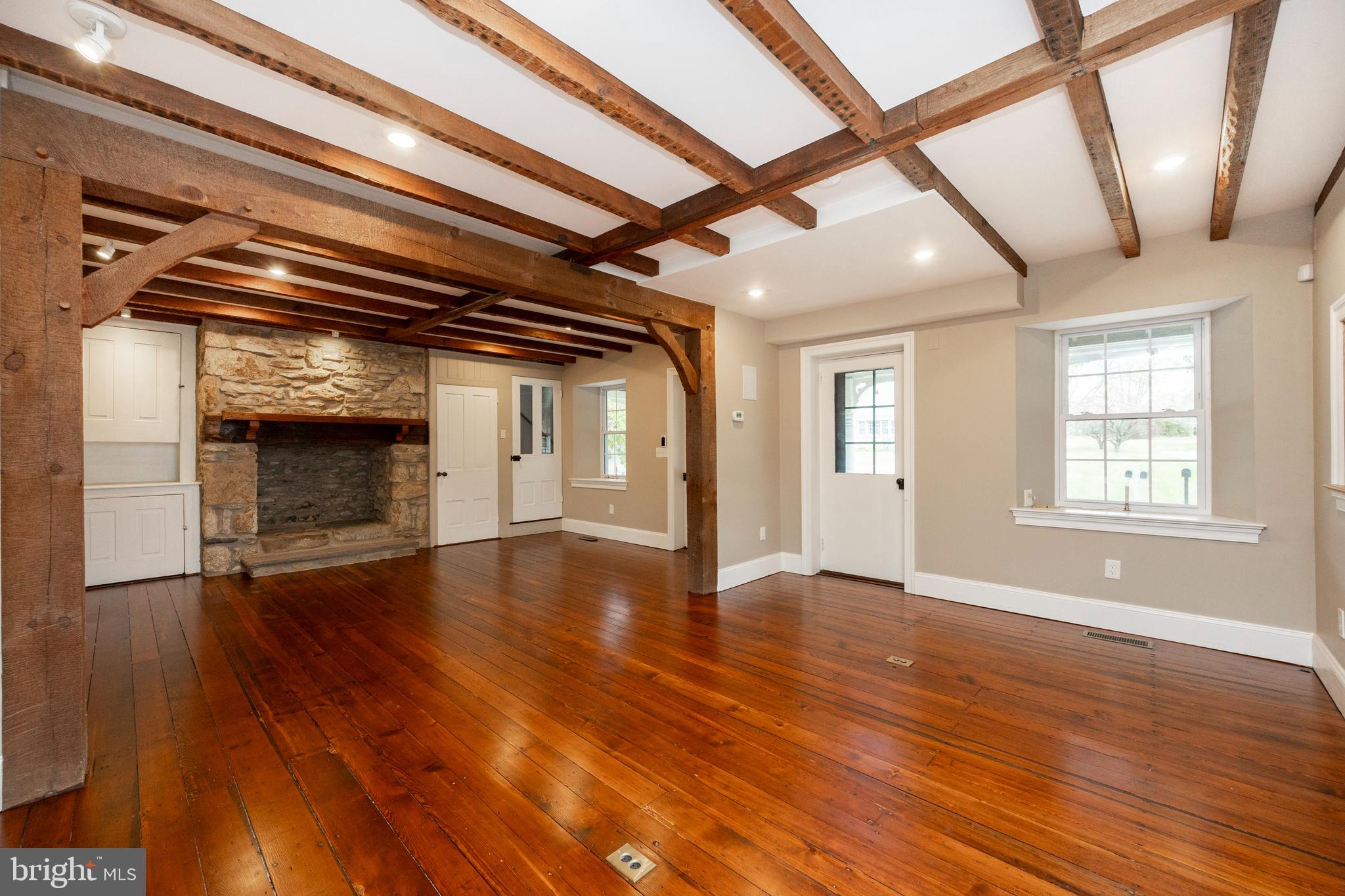 26 Ridge Road Phoenixville, PA 19460 - Photo 10 of 64 1st floor Living Room