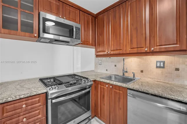 $3,200 | 3265 Virginia Street, Unit 19, Miami, FL 33133