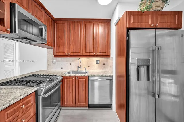 $3,200 | 3265 Virginia Street, Unit 19, Miami, FL 33133