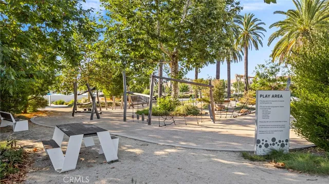 a view of yard with tree