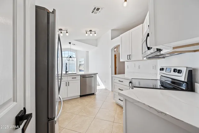 $2,400 | 2508 East Paraiso Drive, Phoenix, AZ 85024