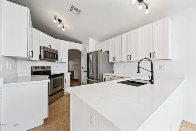 $2,400 | 2508 East Paraiso Drive, Phoenix, AZ 85024