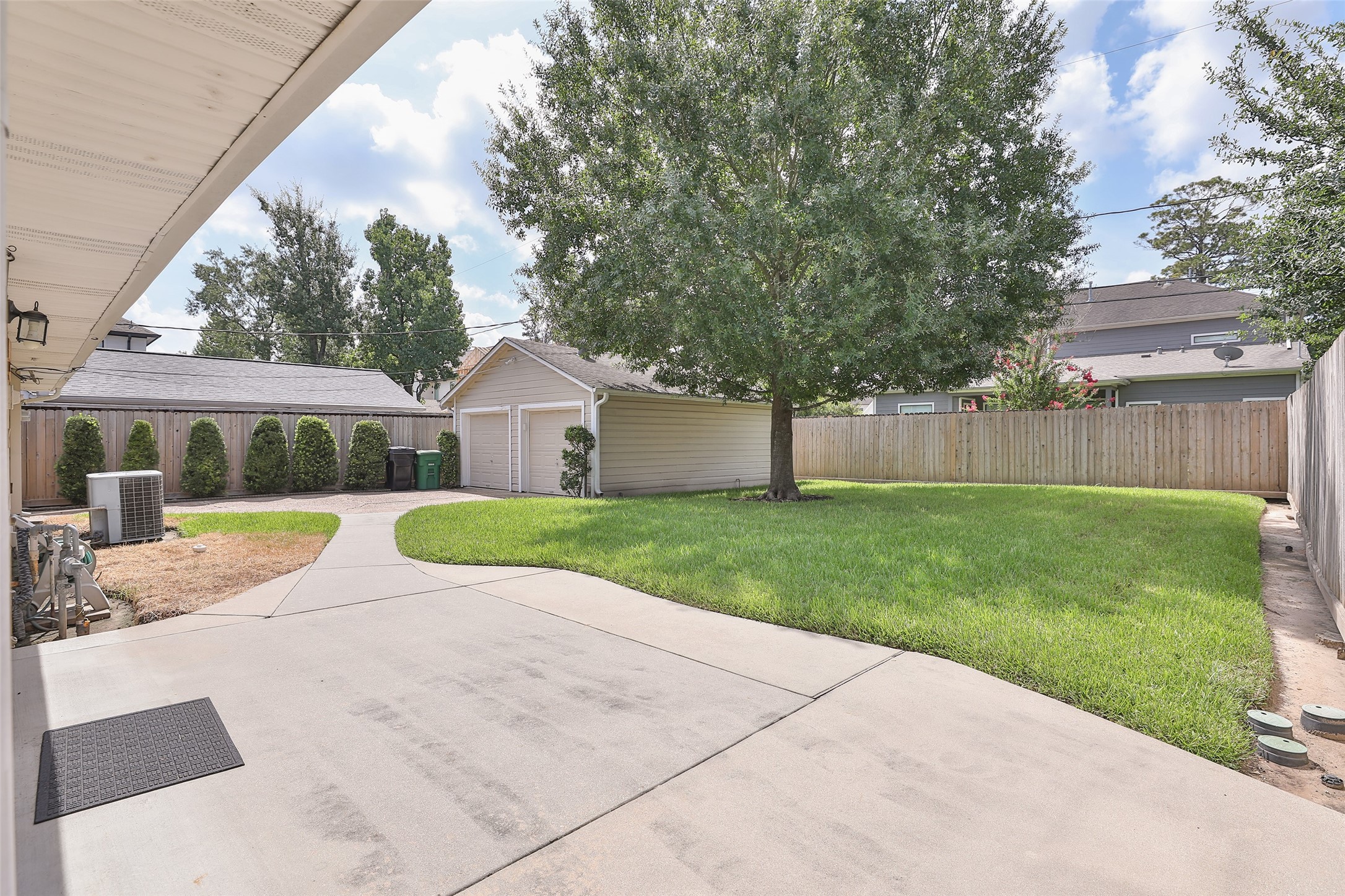 1321 Thornton Road Houston, TX 77018 - Photo 13 of 15 Back patio and easy access to the detached garage!