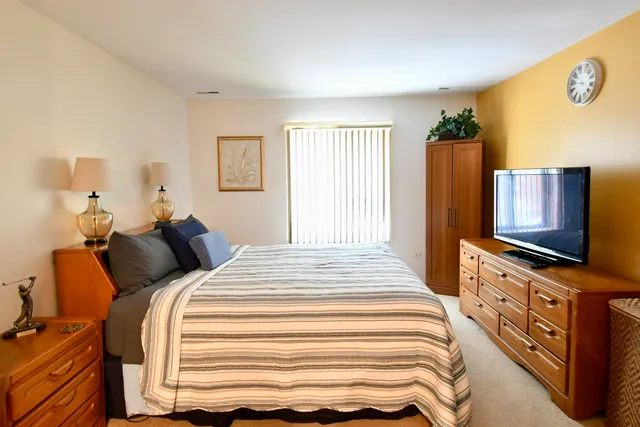 $179,999 | 18424 Kedzie Avenue, Unit 2A, Homewood, IL 60430