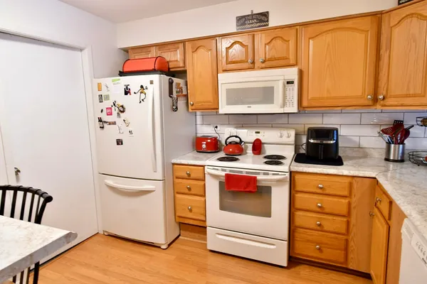 $179,999 | 18424 Kedzie Avenue, Unit 2A, Homewood, IL 60430