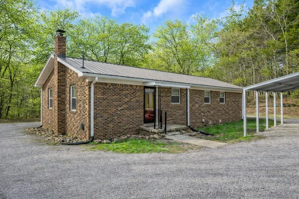 a view of front of a house with a yard
