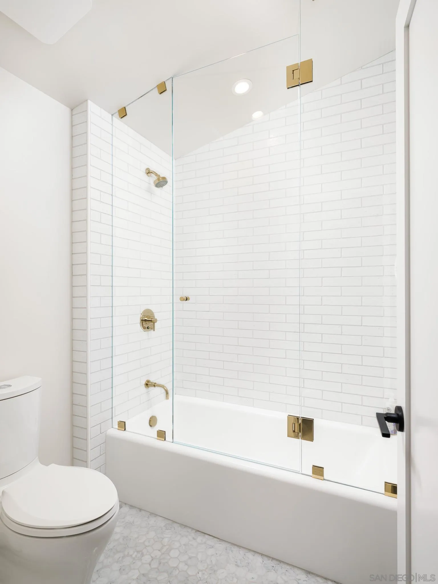 631 Stratford Drive Encinitas, CA 92024 - Photo 11 of 52 a bathroom with a toilet and a bathtub