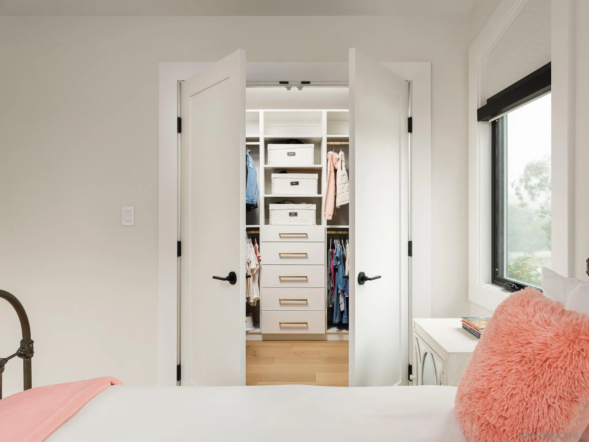 631 Stratford Drive Encinitas, CA 92024 - Photo 19 of 52 a bedroom with a bed and a window