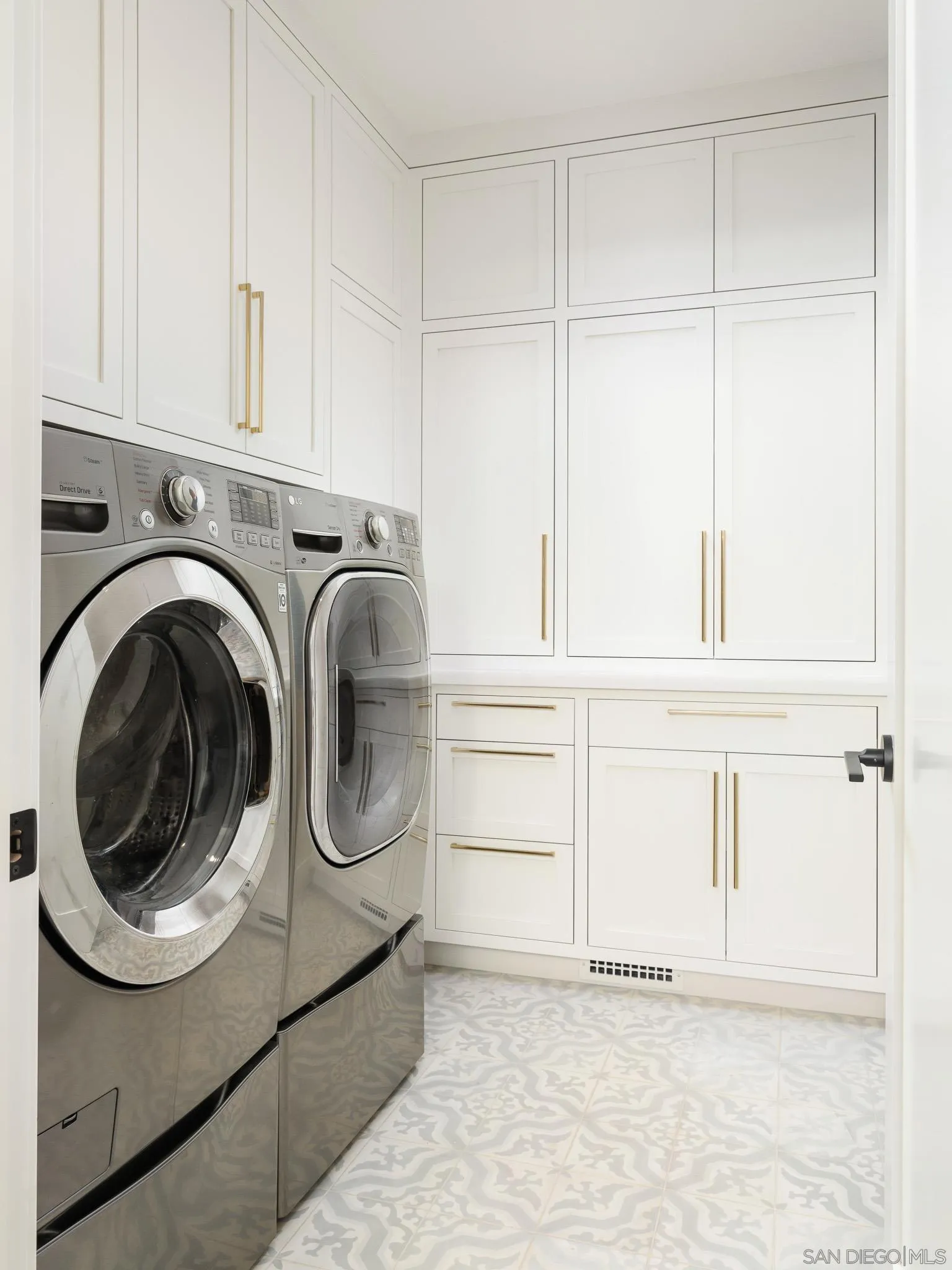 631 Stratford Drive Encinitas, CA 92024 - Photo 36 of 52 a utility room with dryer and washer