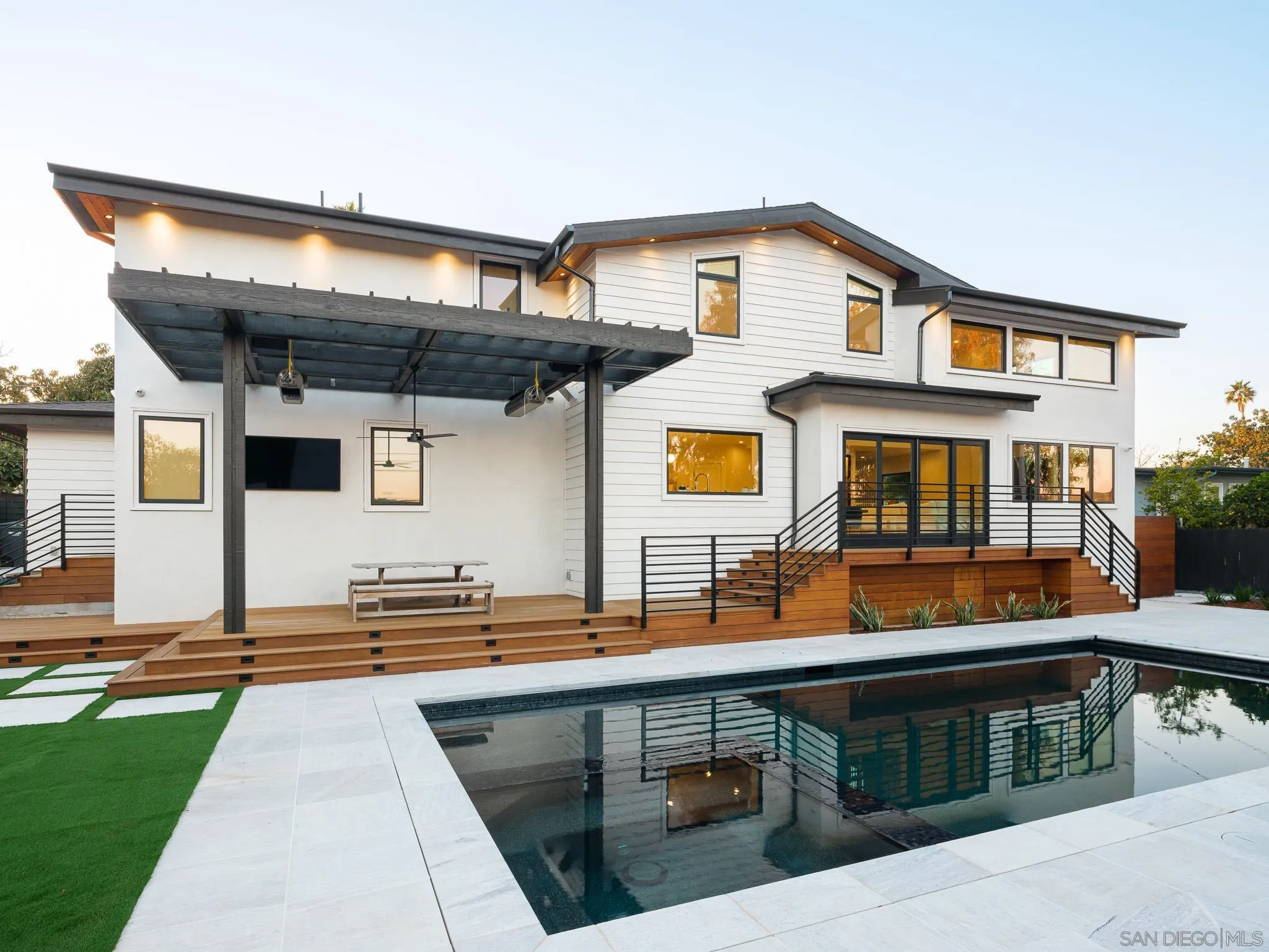 631 Stratford Drive Encinitas, CA 92024 - Photo 47 of 52 a outdoor view of a house with sitting area