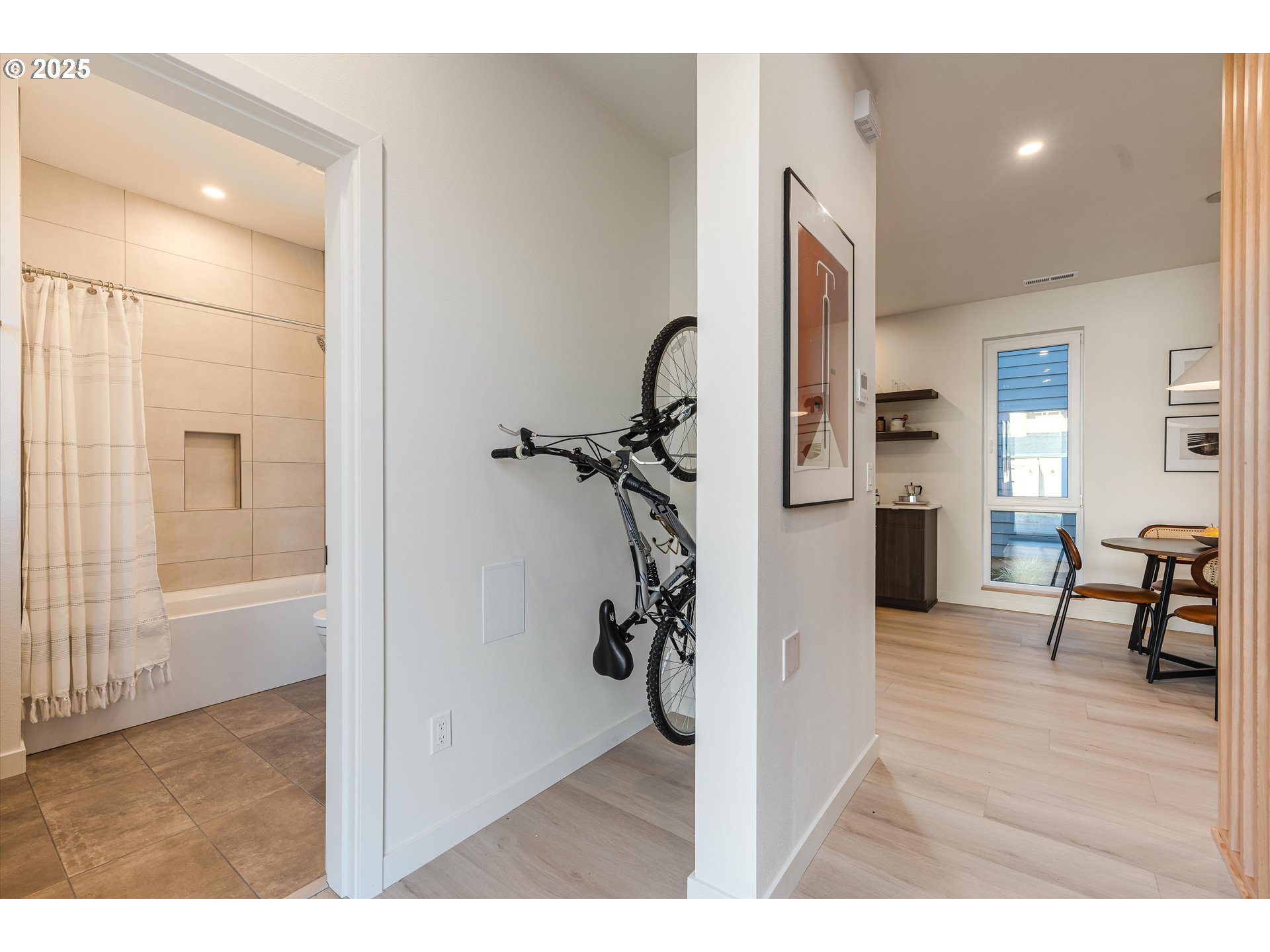 5486 Southeast Boise Street Portland, OR 97206 - Photo 4 of 47 Entrance/Foyer