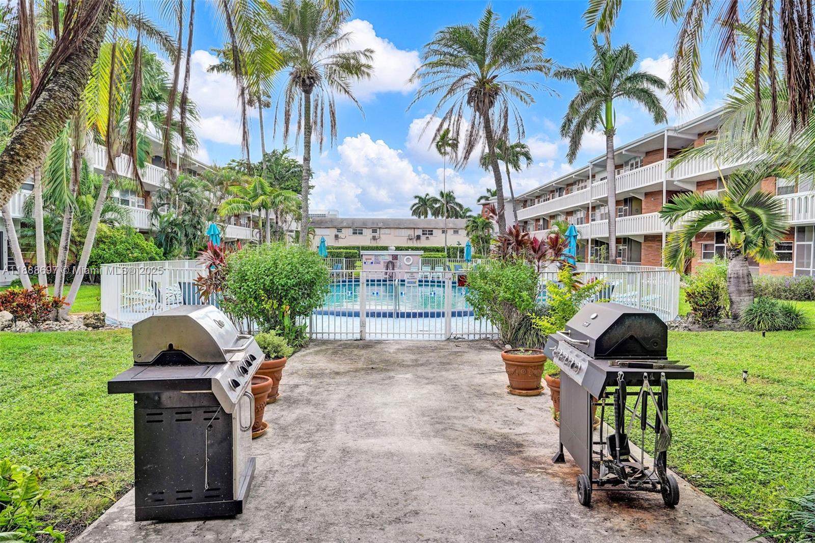 141 Northeast 10th Avenue, Unit 27A Hallandale Beach, FL 33009 - Photo 29 of 33