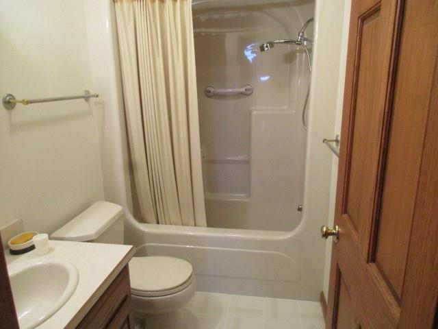 4442 Ellwood Road New Castle, PA 16101 - Photo 3 of 13 Full bathroom