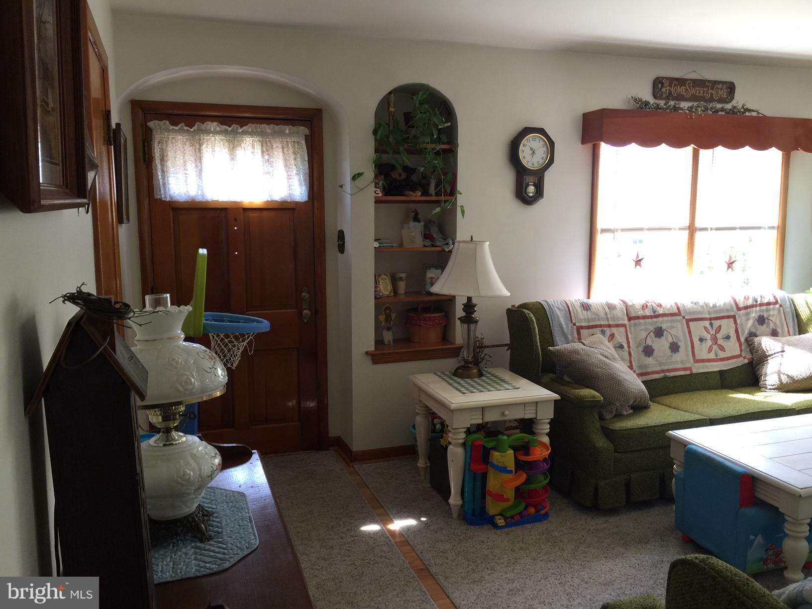 329 Wakefield Road Hagerstown, MD 21740 - Photo 11 of 19 Living Room