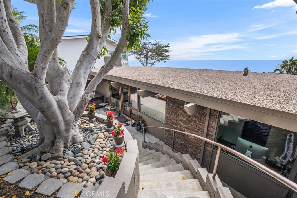 945 Coast View Drive Laguna Beach, CA 92651 - Photo 6 of 40 a view of entryway