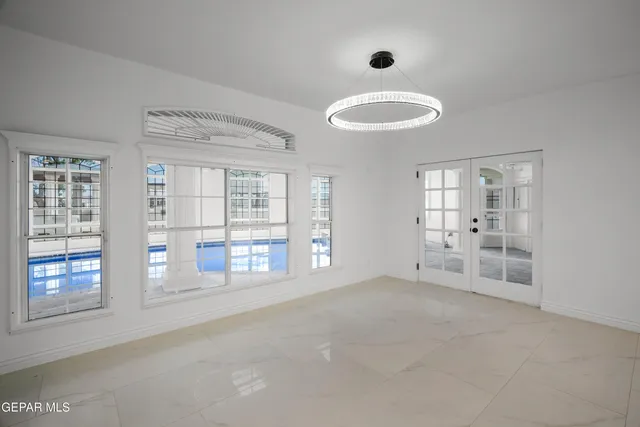 a view of a big room with closet and windows