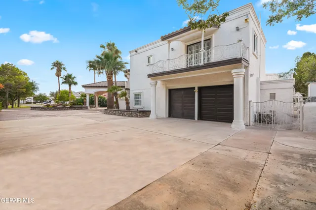 a view of entryway and hall