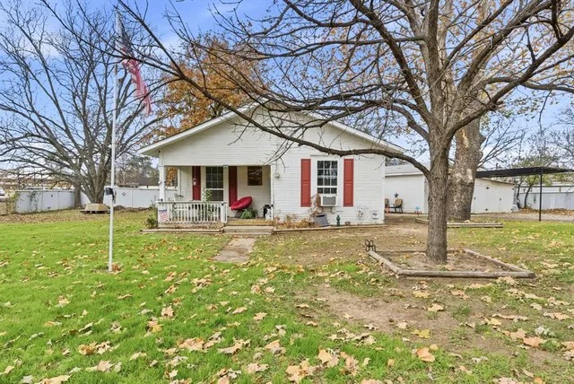 $180,000 | 902 North Travis Street, De Leon, TX 76444