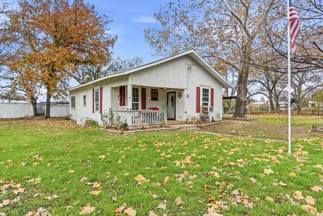 $180,000 | 902 North Travis Street, De Leon, TX 76444