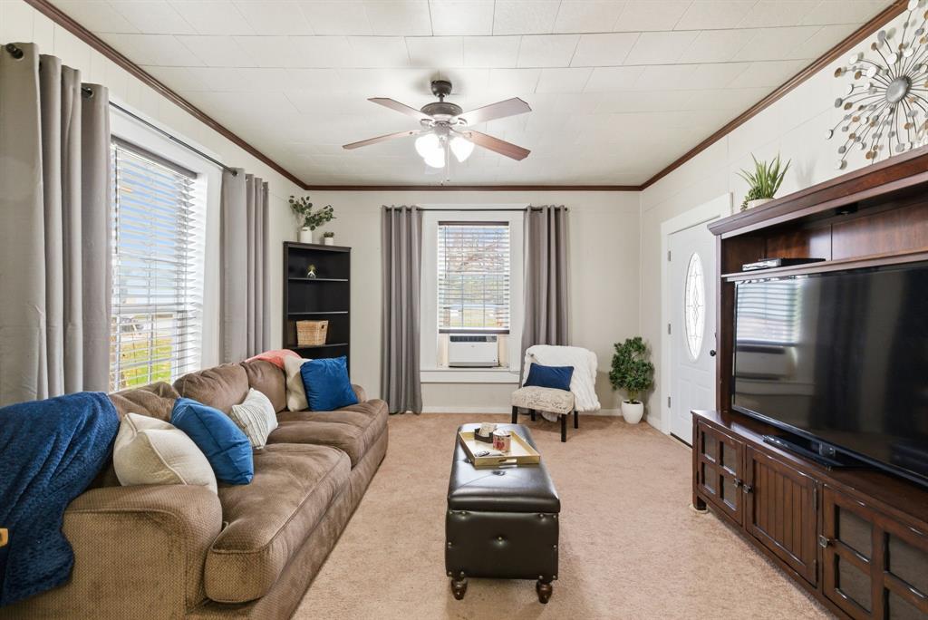 902 North Travis Street De Leon, TX 76444 - Photo 11 of 34 a living room with furniture and a flat screen tv