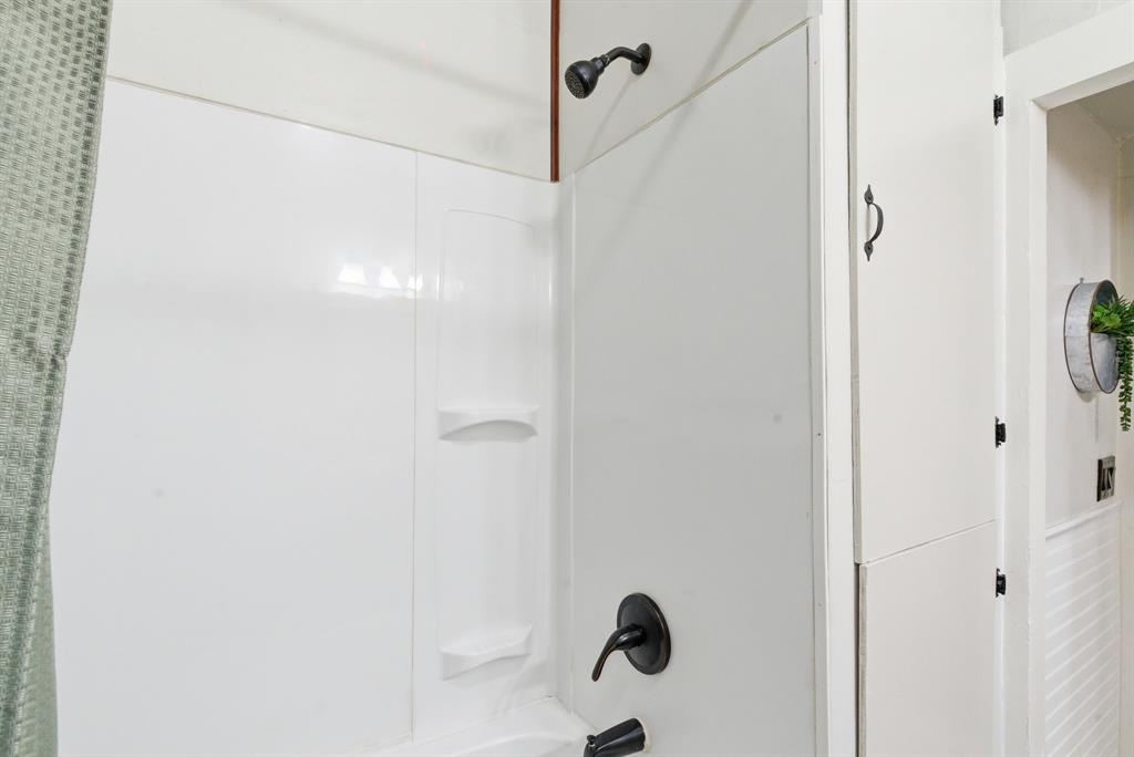 902 North Travis Street De Leon, TX 76444 - Photo 19 of 34 a bathroom with a shower