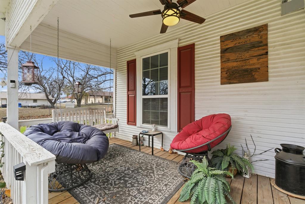 902 North Travis Street De Leon, TX 76444 - Photo 31 of 34 a living room with furniture