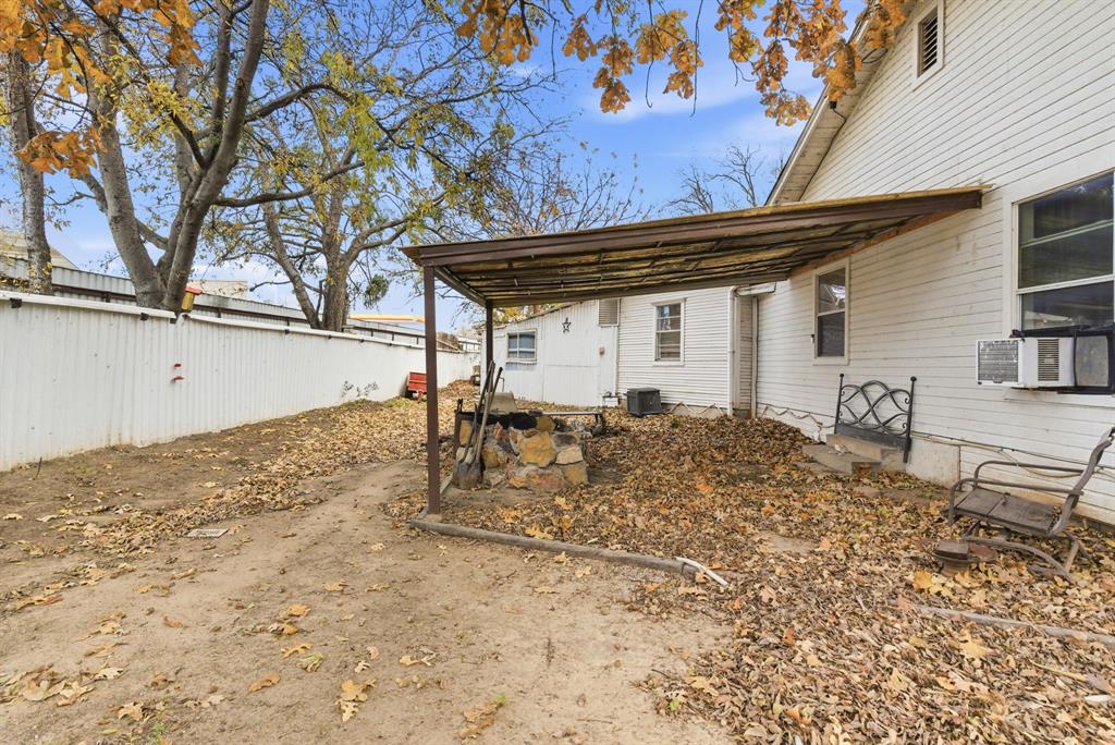 902 North Travis Street De Leon, TX 76444 - Photo 33 of 34 a view of a backyard