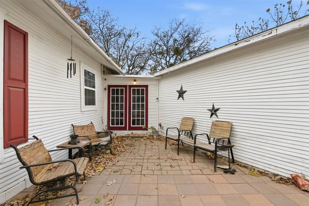 902 North Travis Street De Leon, TX 76444 - Photo 6 of 34 a backyard of a house with outdoor seating