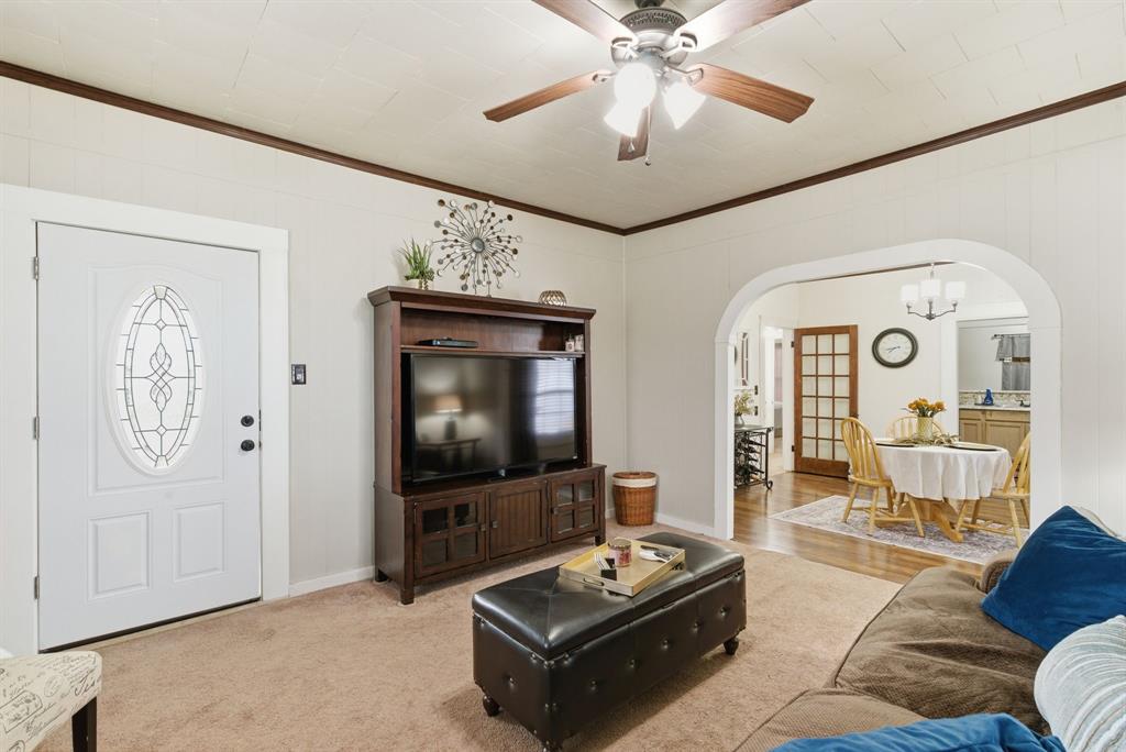 902 North Travis Street De Leon, TX 76444 - Photo 7 of 34 a living room with furniture and a flat screen tv