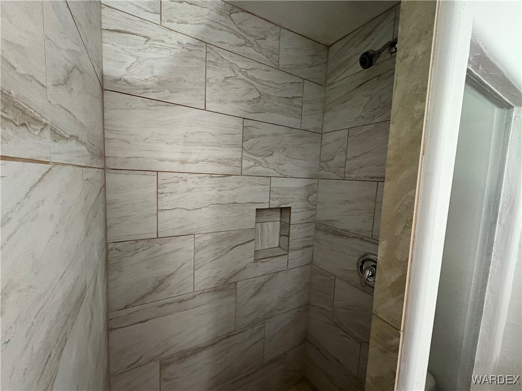 1757 Glenbar Road Golden Valley, AZ 86413 - Photo 17 of 33 Bathroom featuring a tile shower