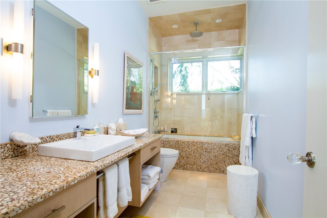 79 Shore Road Bristol, RI 02809 - Photo 15 of 47 Tea House Bathroom