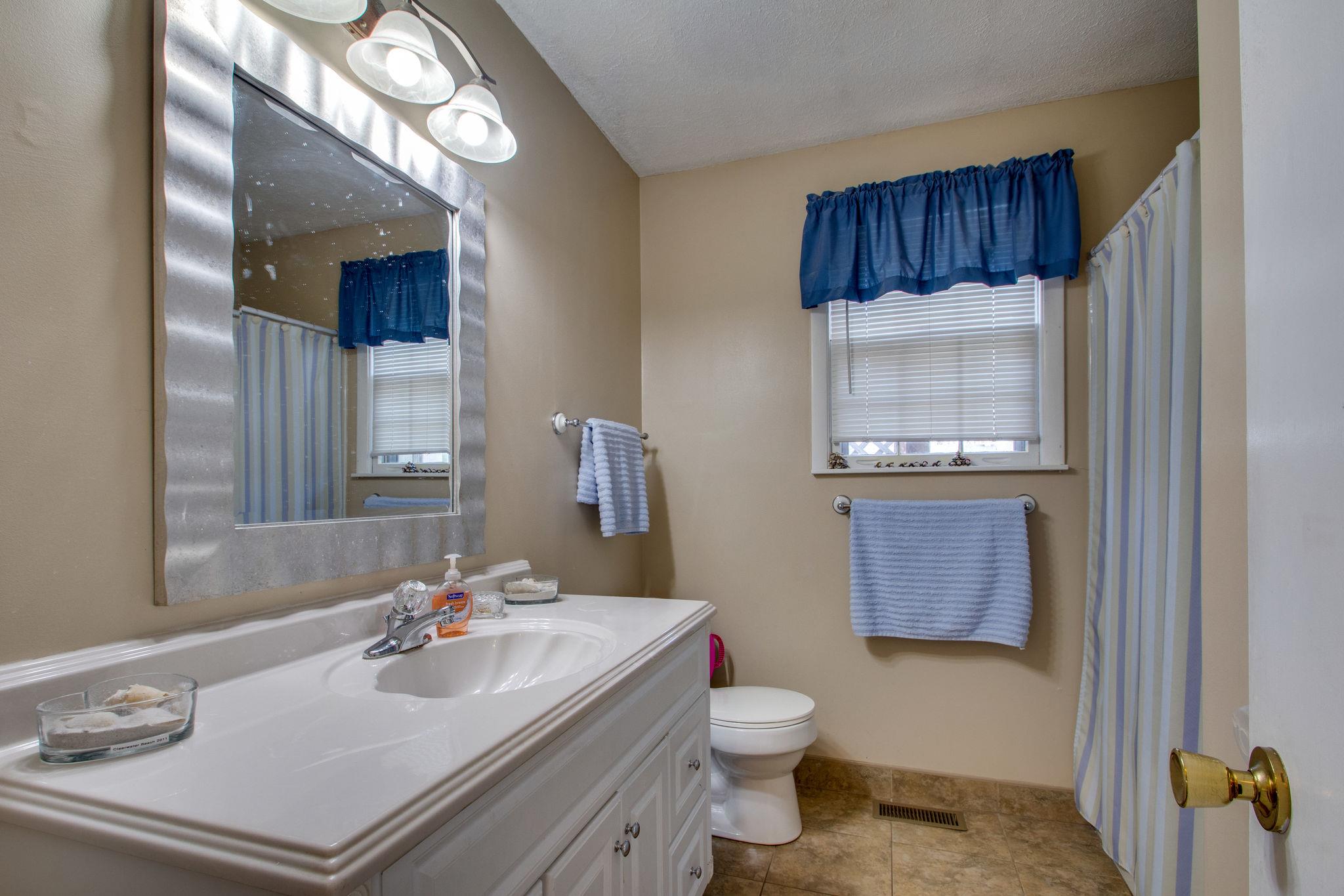 517 Ridgemont Drive Dickson, TN 37055 - Photo 15 of 27 Full Bathroom with Tub & Shower Combo