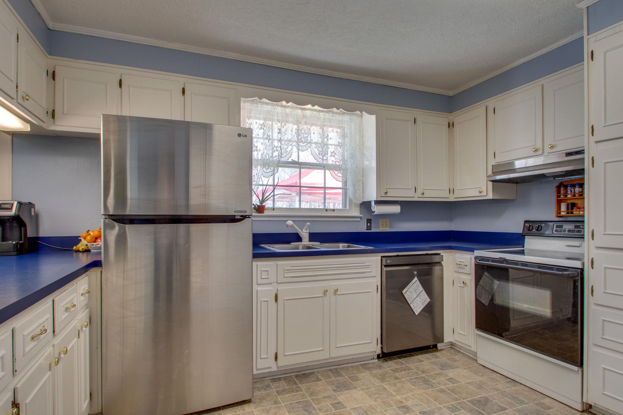 517 Ridgemont Drive Dickson, TN 37055 - Photo 8 of 27 All Appliances Remain *NEW Dishwasher 2019 *Stainless Refrigerator 2017