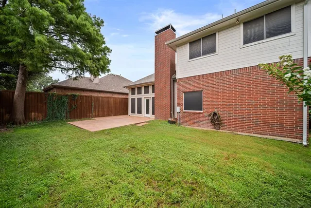 a view of a house with a backyard