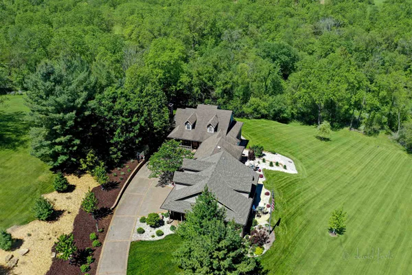 a view of yard with green space
