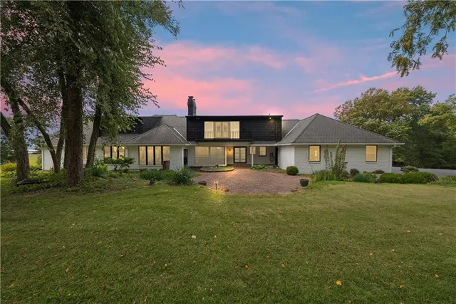 $1,149,999 | 1901 Moffet Road, St. Joseph, MO 64507