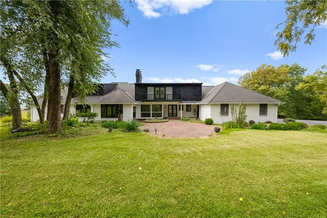 $790,000 | 1901 Moffet Road, St. Joseph, MO 64507