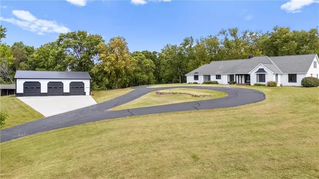 $790,000 | 1901 Moffet Road, St. Joseph, MO 64507