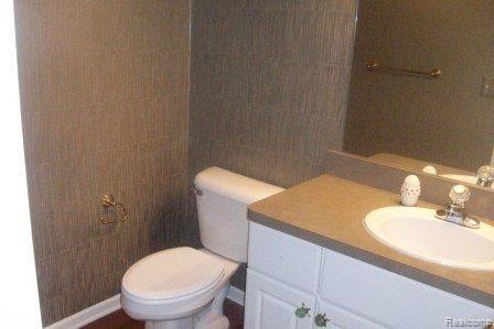 1052 Bloomview Circle Rochester, MI 48307 - Photo 10 of 25 Kodak 09172010 427