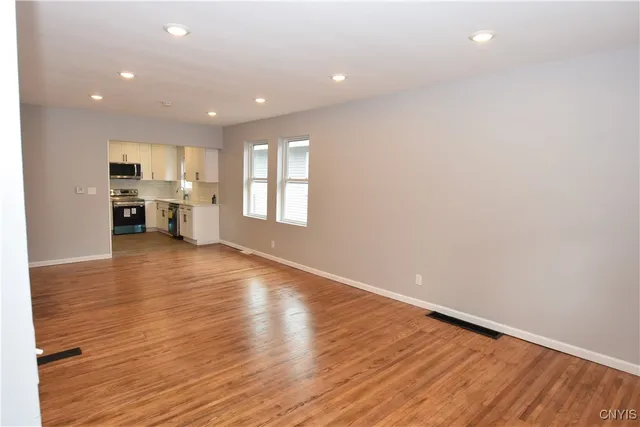 $2,100 | 112 Woodlawn Avenue West, Utica, NY 13502