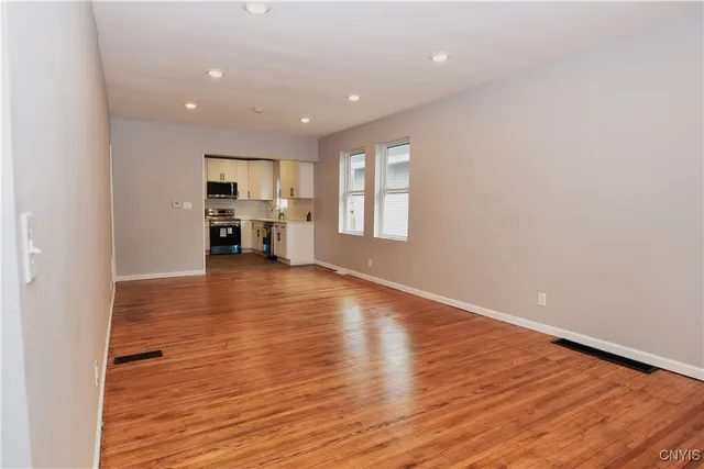 $2,100 | 112 Woodlawn Avenue West, Utica, NY 13502