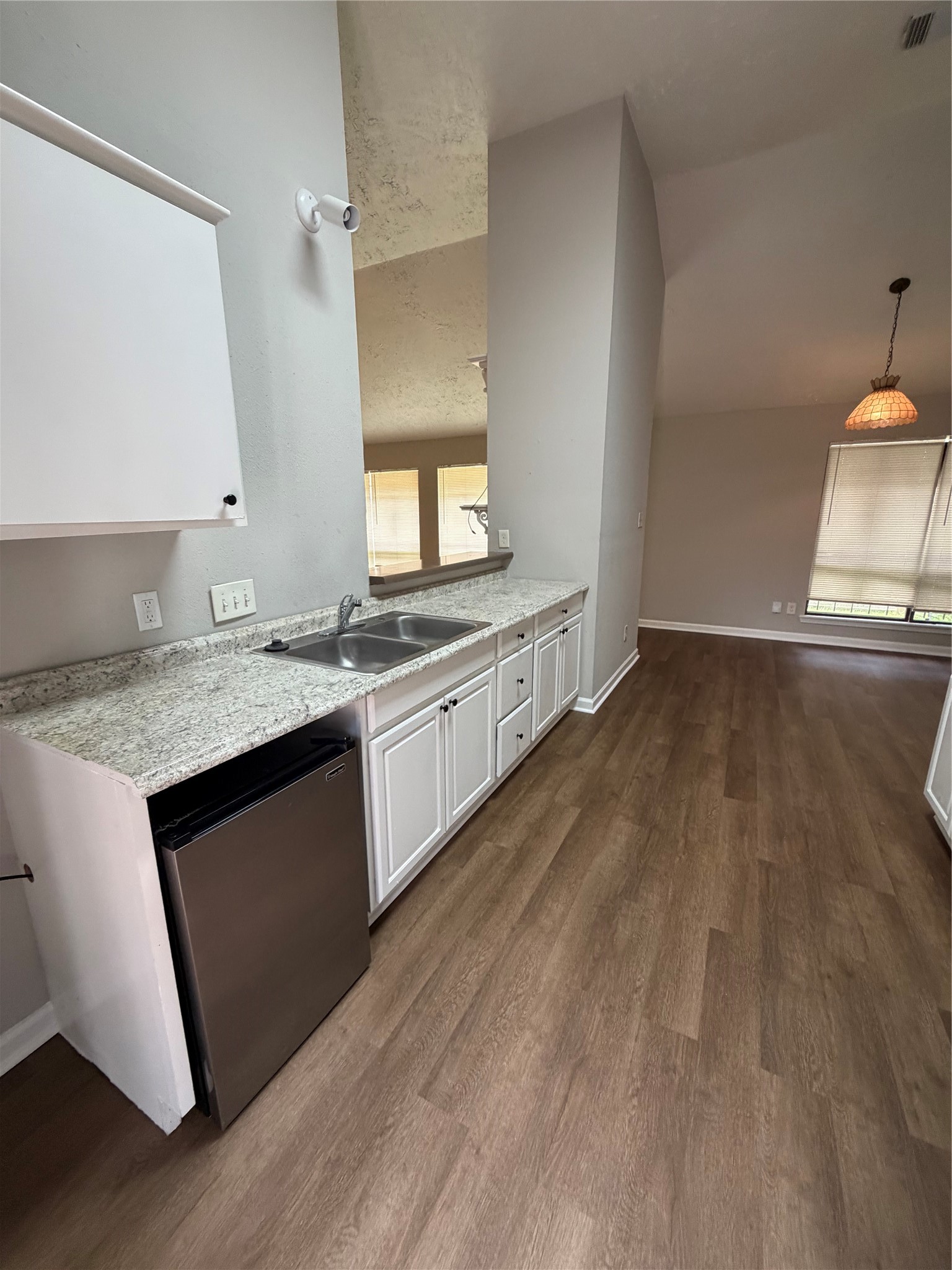 8662 Pearl Point Street Houston, TX 77044 - Photo 4 of 28 a large kitchen with granite countertop a sink and a stove top oven