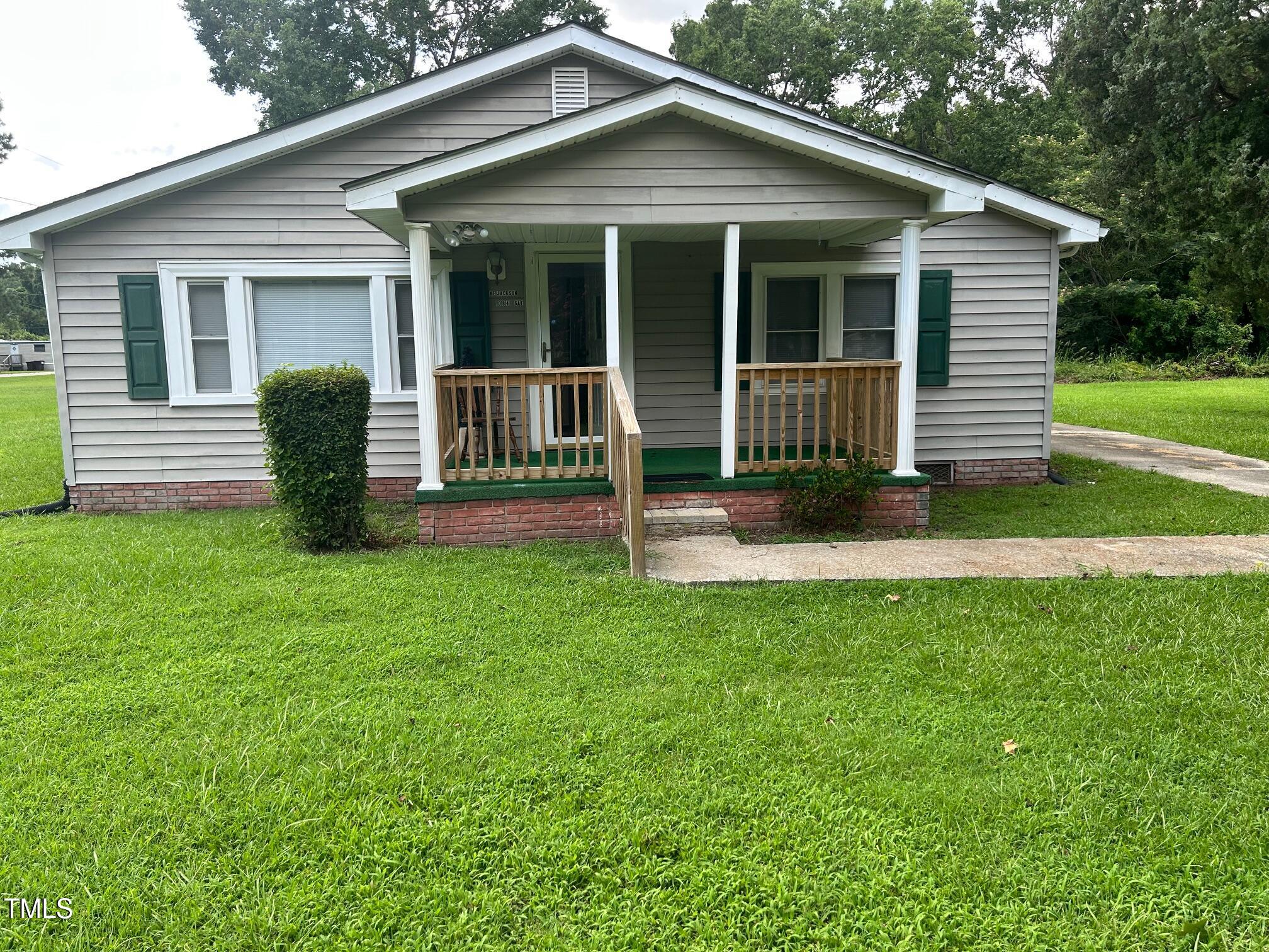 a view of a house with backyard and porch
