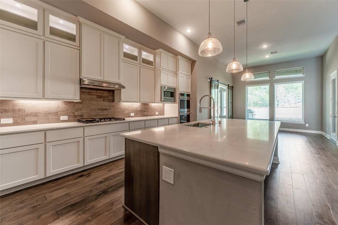 1050 Groveton Ridge Lane Pinehurst, TX 77362 - Photo 20 of 50 Lighted upper cabinets with glass fronts