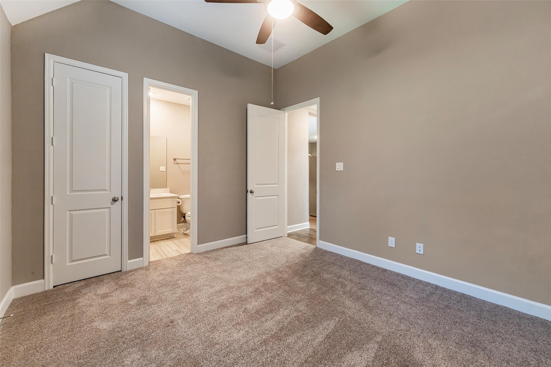 1050 Groveton Ridge Lane Pinehurst, TX 77362 - Photo 34 of 50 an empty room with a bathroom