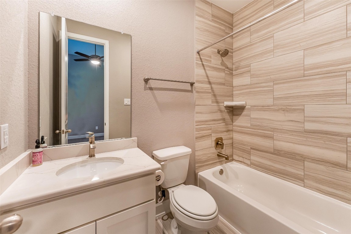 1050 Groveton Ridge Lane Pinehurst, TX 77362 - Photo 36 of 50 Secondary bath #2 in the secondary bedroom #2