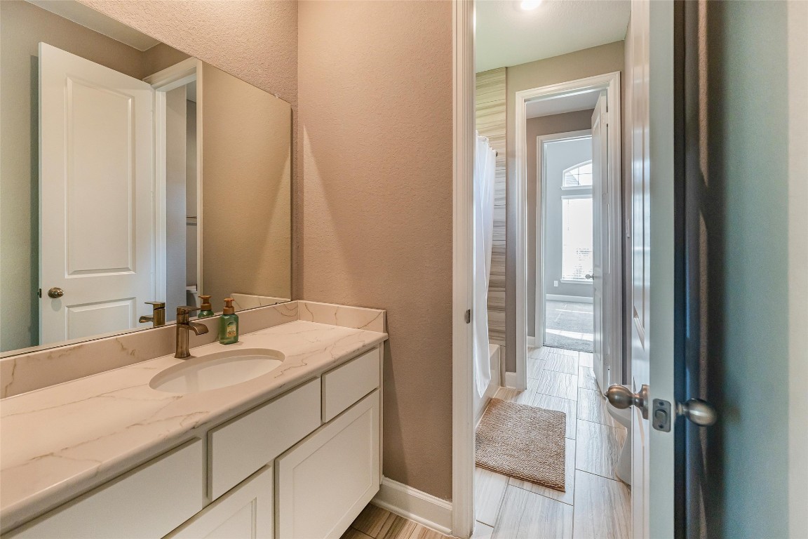 1050 Groveton Ridge Lane Pinehurst, TX 77362 - Photo 38 of 50 Jack & Jill Bath between secondary bedrooms #3 & #4