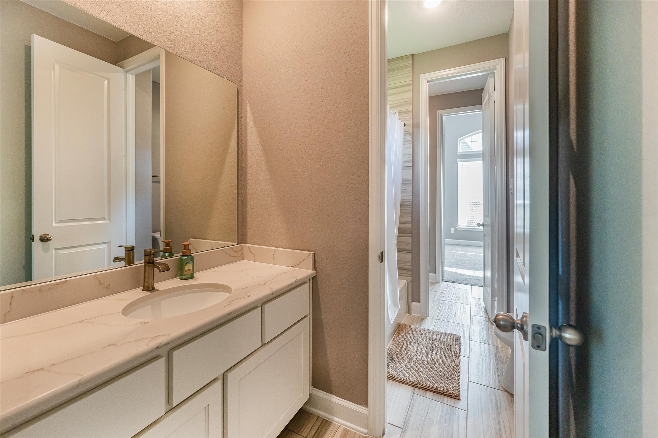 1050 Groveton Ridge Lane Pinehurst, TX 77362 - Photo 38 of 50 a bathroom with a sink and a mirror